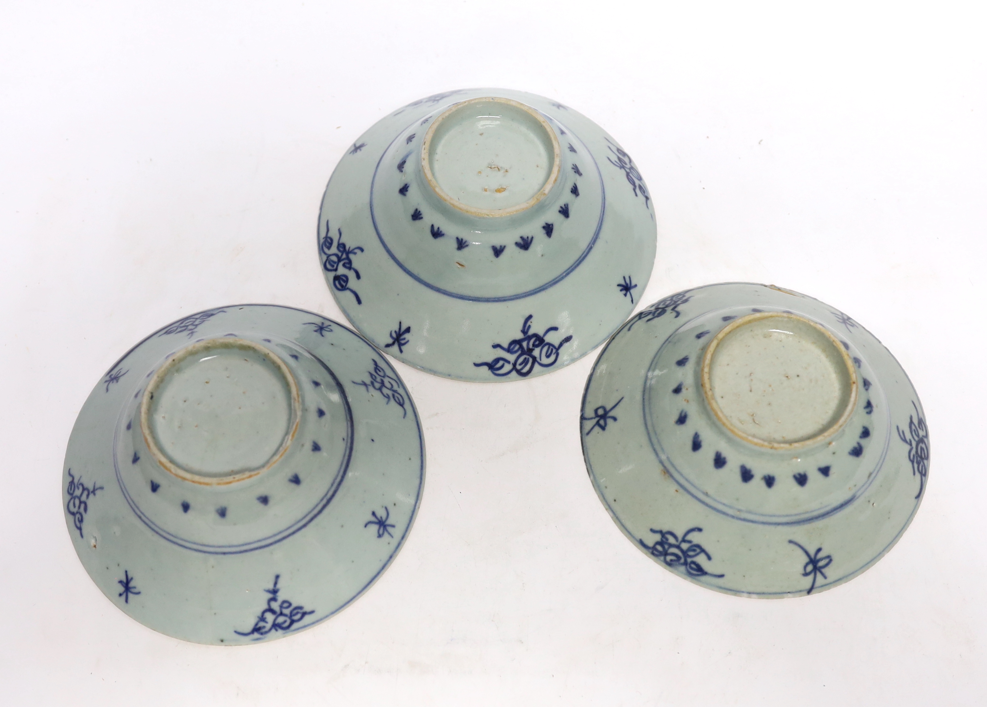 Three 19th century Chinese blue and white bowls, 18cm in diameter